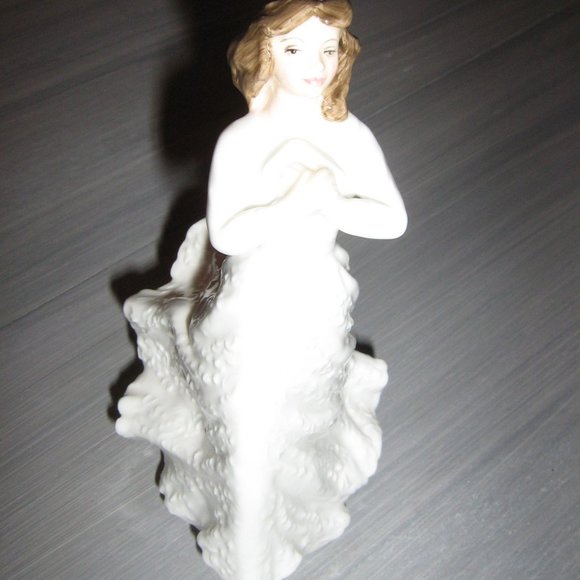 ROYAL DOULTON "FORGET-ME-NOT" PORCELAIN FIGURINE HN3388 ENGLAND. - Picture 1 of 3